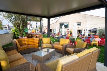 Trois carports Odyssée® détournés en abris pour sublimer le “biergarten“ du bar El Barrio à Sarrebourg (57)