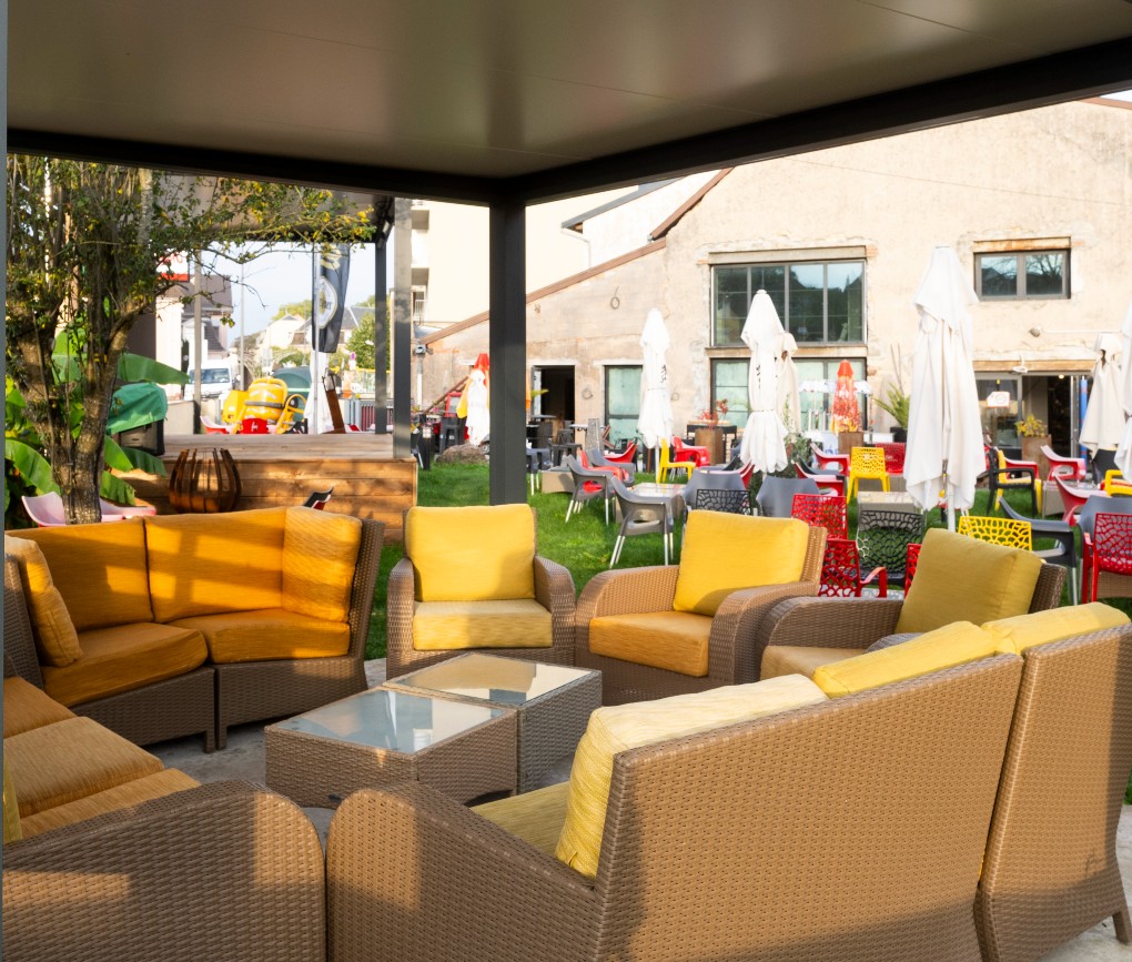Trois carports Odyssée® détournés en abris pour sublimer le “biergarten“ du bar El Barrio à Sarrebourg (57)