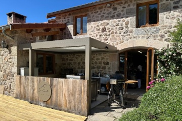 À Dunières (43), un carport Installux abrite la cuisine extérieure du restaurant du domaine In Secreto
