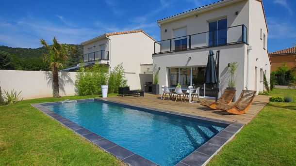 Le plaisir d’une piscine pour un espace contemporain et familial