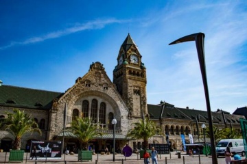 La gare de Metz : élue plus belle gare de France grâce à sa pierre singulière et sa démesure