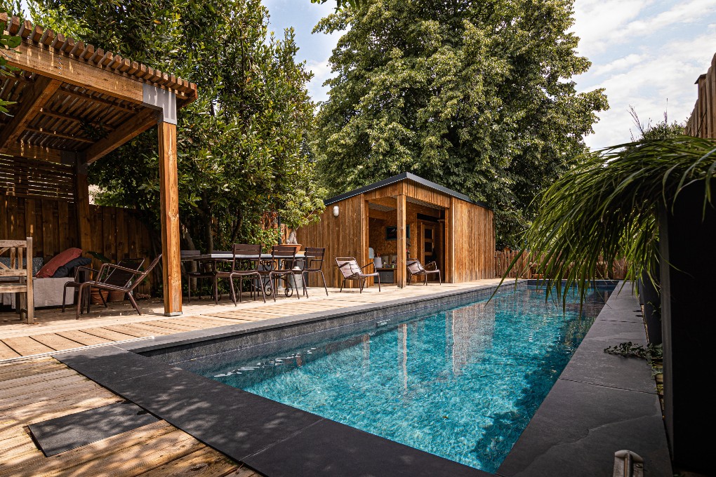 Une piscine contemporaine au charme exotique