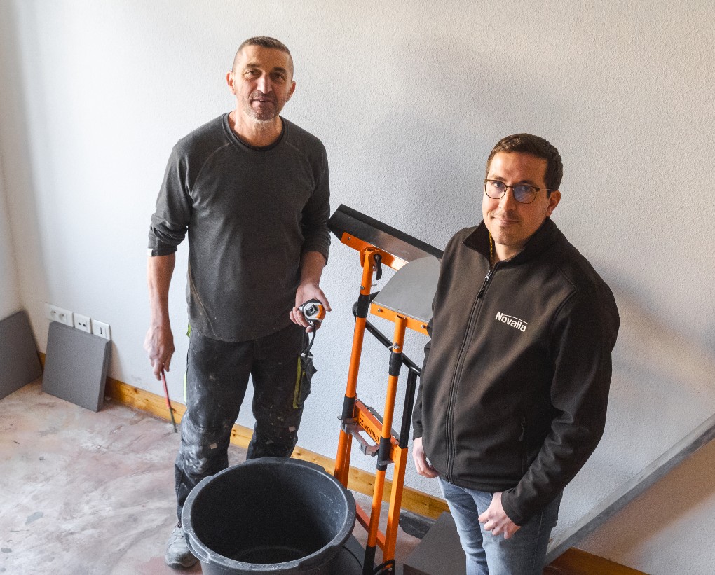 Mondelin présente CARELO, le set qui permet aux carreleurs de travailler debout.